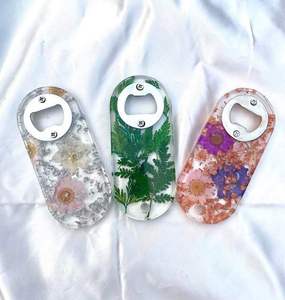 Ouvre-bouteille en résine fait main de qualité supérieure avec un aspect brillant idéal pour les options de cadeaux uniques et les collections décoratives - Product Image 5