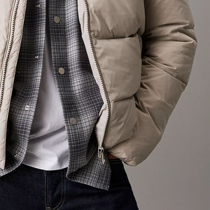 Chaqueta Acolchada con Capucha Gris Flint de Alta Calidad, Repelente al Agua, de Nailon, con Capucha Desmontable con Cordón, Puños Elásticos y Bolsillo con Cremallera - Product Image 3