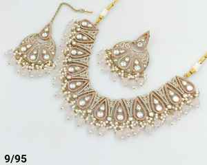 Bijoux les plus à la mode pour mariage indien Fonction CZ Pierre cloutée avec perle Travail Collier Set Boucles d'oreilles & Mangtika Set - Product Image 3