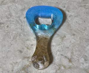 Elegante abrebotellas de resina con estilo atractivo perfecto para elegantes colecciones de Artículos de bar y accesorios de cocina de lujo - Product Image 1