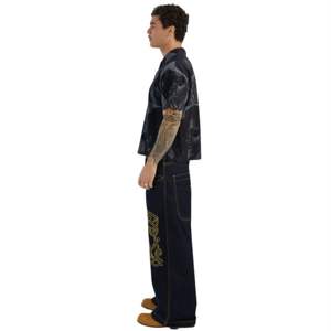 Royal Twin Wide Leg Homme Jeans Deep Indigo Résine traitée 26 Ouverture inférieure avec broderie dorée et rivets personnalisés - Product Image 3