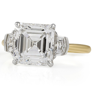 Bague de fiançailles en diamant de laboratoire taille Asscher en or 14 carats certifiée IGI, classique pour femme avec deux pierres latérales taille Cadillac de 0,63 carat - Product Image 1
