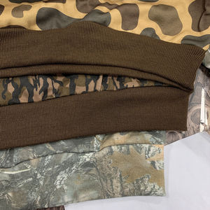 เสื้อสเวตเชิ้ตผู้ชายพิมพ์ลายดิจิทัลแบบกำหนดเอง ผ้าฝ้าย 100% ทรงหลวม สีสันหรูหรา ดีไซน์บล็อกสี ไหล่ตก ลายพราง - Product Image 3