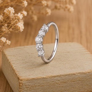 Bague Courbe Intemporelle à Cinq Pierres en Diamant de Laboratoire 0,39 Ct E-F VS en Or Massif 14K avec Sertissage à Griffes Certifiée IGI Style Vintage - Product Image 5