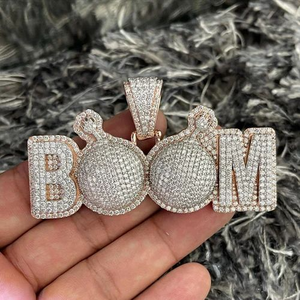 Colgante Hip Hop Personalizado BOOM con Nombre, Moissanita VVS1, Plata de Ley 925 con Baño de Oro, Pasa el Test de Diamantes, para Niños - Product Image 1
