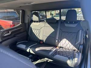 Silverado 1500 Crew Cab RST Black Widow 4x4 2024 con Modificaciones de Rendimiento Black Widow, Motor V8 de 6.2 Litros, Equipamiento de Alta Gama - Product Image 4