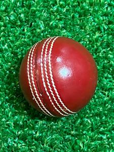 Ballon de cricket cousu à la main à cinq couches avec logo personnalisé 90 overs Matchs professionnels et jeu pour adultes - Product Image 3