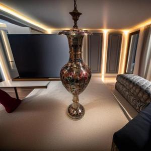 Vase à fleur en laiton indien écologique fait à la main de concepteur moderne avec une forme unique pour le hall d'hôtel et les intérieurs de luxe pour l'exportation - Product Image 1