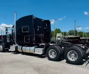 Camión Semi Remolque Peterbilt T 389 de Alto Mantenimiento con Cabina Elevada de 78 Pulgadas - Camión con Cabina Elevada - Motor Cummins, Transmisión Manual de 18 Velocidades - Envío a Todo el Mundo - Product Image 2