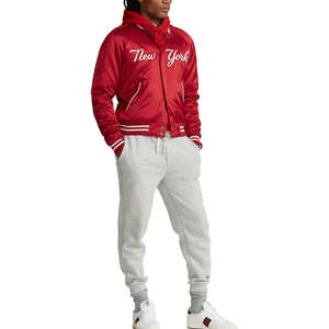 เสื้อแจ็กเก็ตทีมเบสบอลผ้าซาตินสีแดงสำหรับผู้ชายเสื้อโค้ทมีตัวอักษรปักโลโก้และกุญแจมือลายทาง - Product Image 4