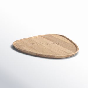 Plateau en bois fait à la main de couleur beige clair avec une forme organique unique et une finition lisse, parfait pour un service et un affichage élégants - Product Image 2