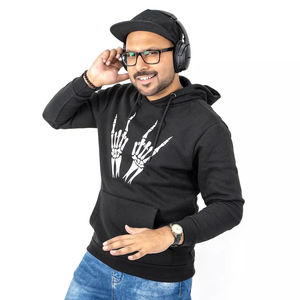 Sweat à capuche polyvalent unisexe chic noir avec cordon de serrage de poche avant Style personnalisé imprimé Vêtements d'utilisation simple - Product Image 4