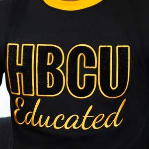 HBCU Éduqué Alpha Noir Or Chenille Brodé T-shirt Premium Coton Tee pour Hommes Personnalisé Collège Vêtements Fournisseur En Gros - Product Image 2