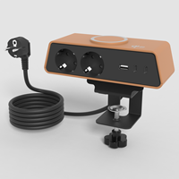 Multiprise OMNI 5-en-1 montée sur bureau avec compatibilité USB-C et Qi, chargeur sans fil pour une configuration flexible de l'espace de travail