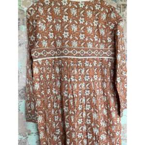 Vestido Maxi con Estampado Floral, Cintura Imperio, Silueta Plisada en Chifón - Siena Floral - Product Image 2