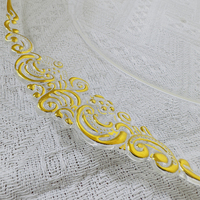 Assiette de présentation ronde en plastique transparent de 13 pouces avec bordure florale dorée, idéale pour les mariages et la restauration