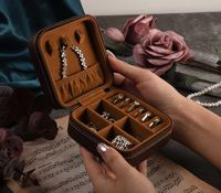 Portable Logo Personnalisé En Relief Imprimé Petit Voyage Bijoux Organisateur Carré En Cuir Fermeture À Glissière Anneau Boucle D'oreille Collier Boîtes