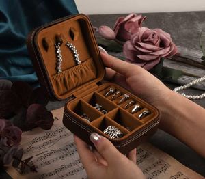 Logotipo personalizado portátil en relieve impreso pequeño organizador de joyas de viaje cuadrado cuero cremallera cierre anillo pendiente collar cajas - Product Image 1