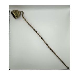 Apagavelas de metal duradero, diseñado para un control confiable de la llama, que añade un toque refinado y sencillo a interiores tranquilos y brillantes. - Product Image 1