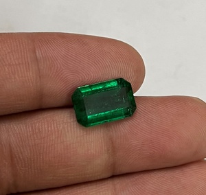 Émeraude naturelle non traitée 5,00 carats, forme octogonale, origine Zambie, certifiée IGI, vert, grande clarté, coupe et couleur exceptionnelles - Product Image 4