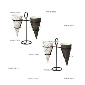 Juego de 2 Soportes para Conos de Helado de Hierro, Diseño Antiguo, Color Negro y Dorado, por Home Arts - Product Image 3