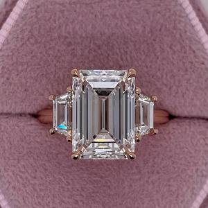 Hermoso Anillo de Moissanita con Corte Esmeralda en Plata de Ley Personalizada para Boda o Compromiso, Regalo de Joyería para Ella - Product Image 2