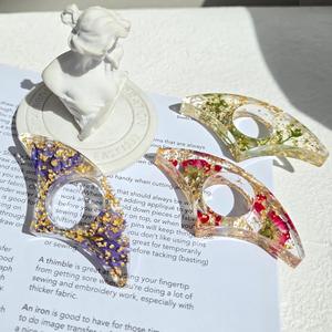 Soporte para páginas de libros de resina, agarre para los dedos, accesorio de lectura duradero y cómodo, perfecto para libros, materiales de estudio, diarios y novelas - Product Image 2