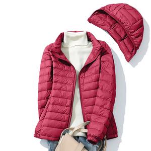 Chaqueta acolchada corta para mujer con acabado brillante y cremallera de metal, chaqueta para exteriores, chaqueta de invierno personalizada - Product Image 2