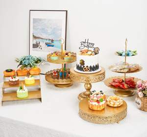 Juego de Soportes para Tartas de Metal Tradicional Diseñado para Reuniones con Estructura Elevada que Permite la Visibilidad de los Postres en Eventos - Product Image 1