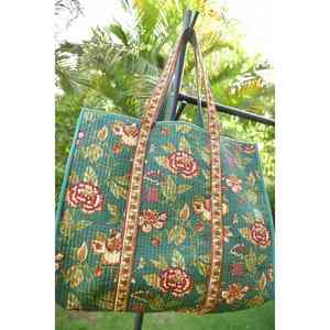 Bolso tote bohamin sostenible de algodón de fibra larga de primera calidad, color verde botella, con estampado floral hecho a mano, tamaño mediano, con asa superior, reciclable. - Product Image 1
