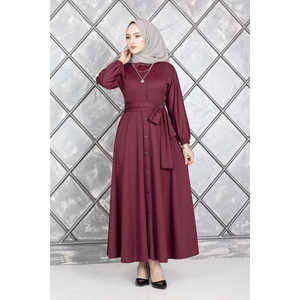 Vestido Hijab de Satén Borgoña con Cinturón Abotonado, Estilo Modesto y Estampado de Seda, Largo Completo y Cintura Natural - Product Image 4