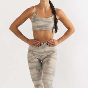 Sujetador Deportivo de Yoga Personalizado para Mujer, OEM, Soporte Medio, Sin Costuras, Spandex, Logotipo Frontal Personalizado, Color y Talla a Medida, Sujetador Deportivo de Moda - Product Image 4