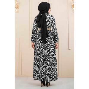 Robe Hijab Ceinturée en Paille Motif Zèbre Noir et Blanc - Product Image 2