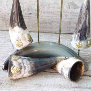 Auténtica taza de cuerno artesanal para beber, estilo Renacimiento Moderno, de la India. - Product Image 5