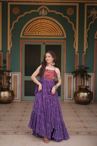 Vestido de Georgette con Estampado Tradicional Bandhani y Parches Kutchi, Especial para Navratri, Estilo Indio-Pakistaní, para Bodas y Eventos - Product Image 3