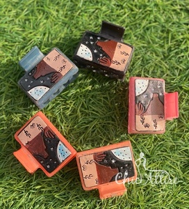 Nouvel arrivage de mini pinces à cheveux occidentales élégantes faites à la main en cuir gravé Mini pinces à cheveux en cuir Accessoires de cheveux pour femmes - Product Image 1