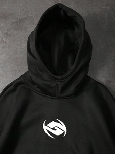 Sudadera con capucha recortada negra Premium con logotipo gráfico en el pecho y acentos de manga de flecha Diseño de ropa de calle contemporánea polar transpirable - Product Image 4