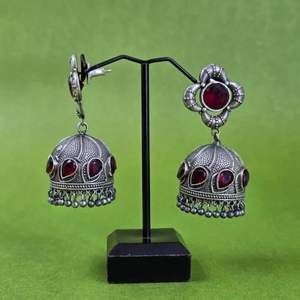 Pendientes Jhumka con Acabado Oxidado Antiguo, Diseño de Cúpula Pesada y Engaste de Bisel, Regalo para Ella - Product Image 3