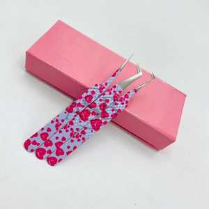 แหนบดัดขนตาสีแดงทองโค้ง พร้อมหัวรูปหัวใจ สแตนเลสสตีล ปรับแต่งโลโก้ได้ กันเหงื่อ บริการ OEM - Product Image 1