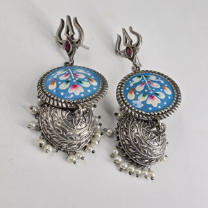 Boucles d'oreilles Jhumka oxydées peintes à la main avec Trishul Top Boucles d'oreilles en émail bleu peint Design floral Design indien traditionnel - Product Image 3