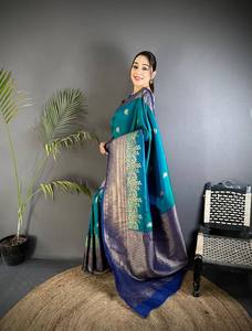 Sari indien traditionnel pour femmes en soie bleu sarcelle avec bordure contrastée en zari pour les fêtes - Product Image 3