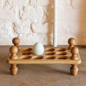 Elegante estante de madera para huevos con acabado pulido a mano, perfecto para exhibir huevos en un espacio de cocina minimalista moderno - Product Image 5