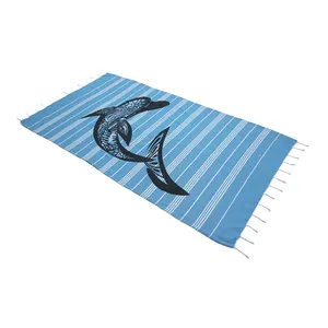 30% पॉलिएस्टर और 70% नरम कपड़ा समुद्र तट तौलिया डॉल्फिन डिजाइन समुद्र तट तौलिए लटकन डिजाइन के साथ कस्टम आकार नीले रंग समुद्र तट तौलिया
