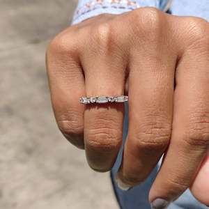 Anillo de Plata de Ley 925 con Moissanita de Corte Baguette Brillante, Media Eternidad, Engaste Milgrain y Puntas, de Moda - Product Image 6