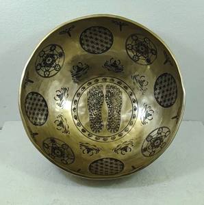 Cuenco Tibetano de Bronce Hecho a Mano con Huella de Pie para Relajación y Meditación - Product Image 1