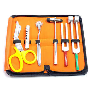 Set de 6 piezas: Martillo de percusión para reflexos auditivos, Linterna de bolsillo, Diapasón C 128/C 512, Tijeras para vendajes de 7.25 pulgadas, Rodillo de Wartenberg - Product Image 3