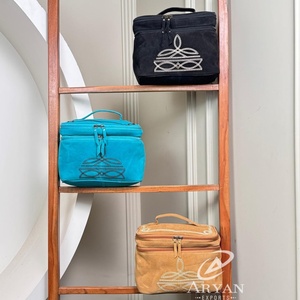 Trousse de maquillage personnalisée en daim, trousse de toilette luxueuse en cuir pour femmes, trousses de maquillage pour demoiselle d'honneur, pochette à cosmétiques avec fermeture éclair - Product Image 1