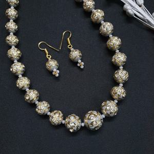 Collier de perles plaqué or antique fabriqué à la main avec boucles d'oreilles assorties pour femmes bijoux ethniques indiens - Product Image 3