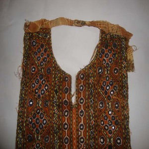 Vintage ropa de niña hecha a mano Baloch Tribal Banjara cuello yugo bordado espejo trabajo costura vestidos moda ropa de mujer - Product Image 2