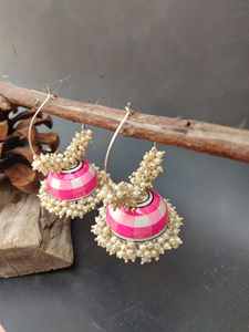 Pendientes Meenakari Jhumki chapados en oro de última moda, joyería india con gotas de perlas de trabajo esmaltadas para ropa informal y formal - Product Image 5
